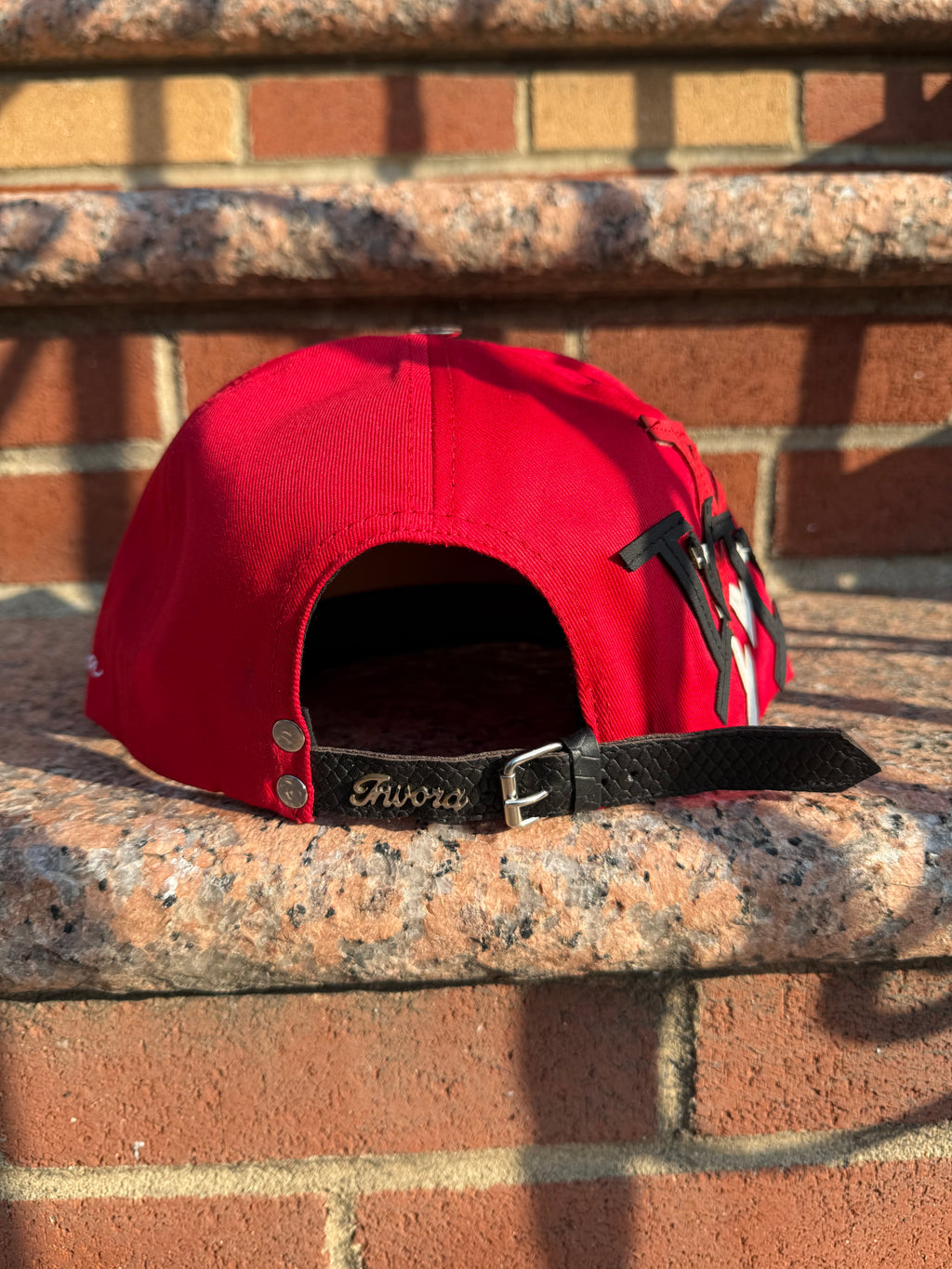 INVORA RED “IVA” DISTRESSED HAT